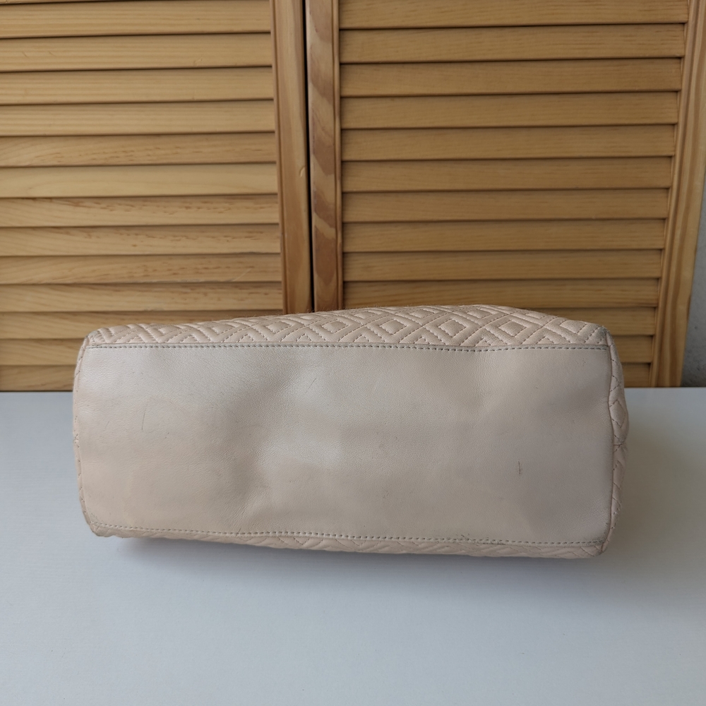 Tory Burch Quilted Cream Shoulder Bag - Picture 8 of 16